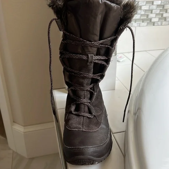 North face women’s winter boots barely worn. Size 8 - Picture 3 of 3